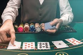 Tampilan live dealer dewaslot99 dalam aplikasi mobile dengan kamera HD dan interaksi real-time