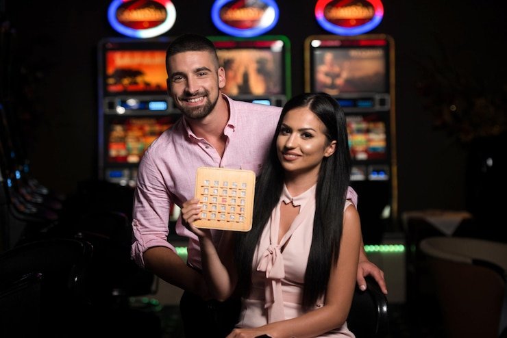 Dashboard permainan multi-kategori dengan navigasi sederhana untuk sepak bola, live casino, dan slot